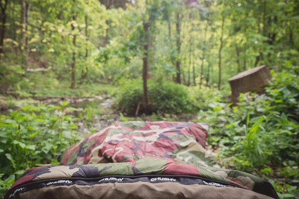 Kdy zvolit dekový a kdy mumiový spacák? Spacák Husky v lese